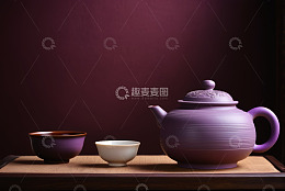 紫色茶壶与茶杯静物展示