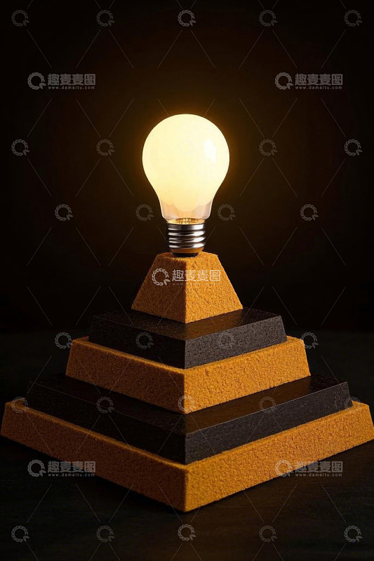 金字塔形底座上的发光灯泡