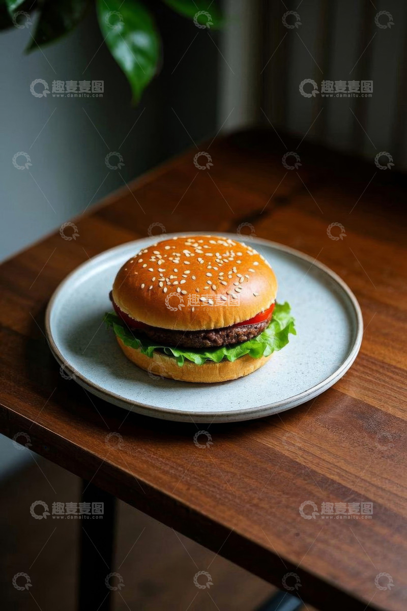 高清大图下载【趣麦麦图】木桌上的美味汉堡