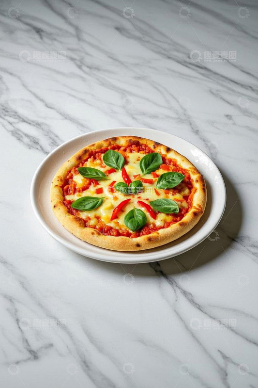 大理石桌面上的美味披萨