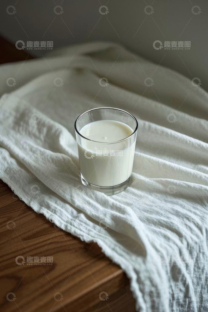 高清大图下载【趣麦麦图】木桌上布面的玻璃杯装牛奶