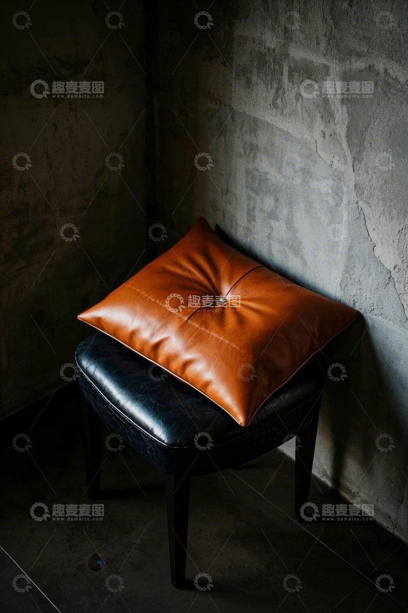 高清大图下载【趣麦麦图】角落处黑色座椅配棕色皮靠垫