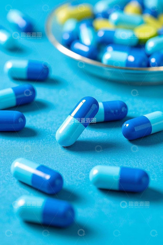 蓝色背景上的胶囊药品