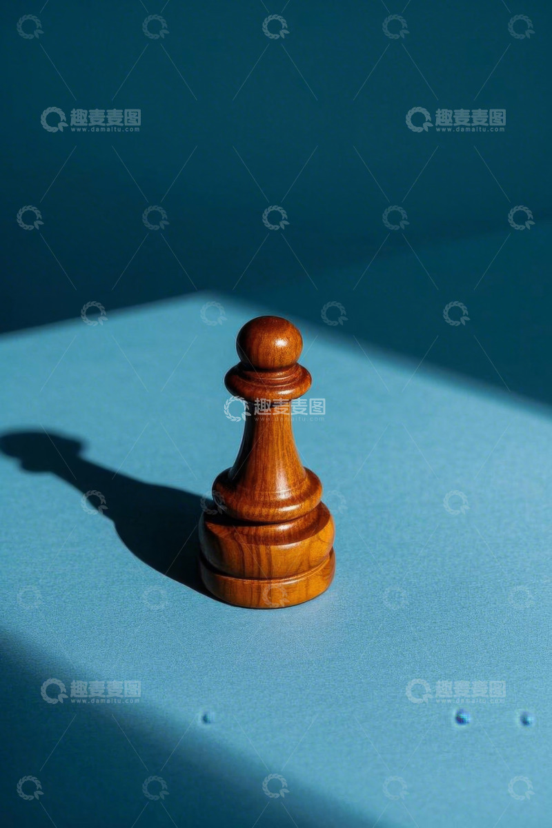 高清大图下载【趣麦麦图】蓝色背景上的木质国际象棋棋子