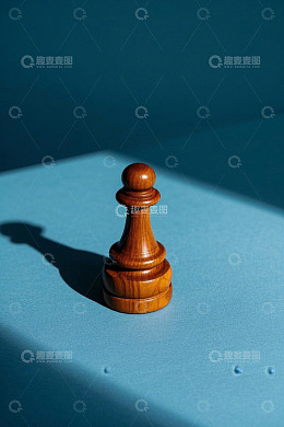 蓝色背景上的木质国际象棋棋子