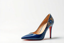 蓝色刺绣装饰时尚高跟鞋