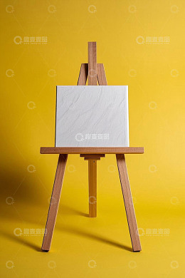 黄色背景前的木质画架与画布