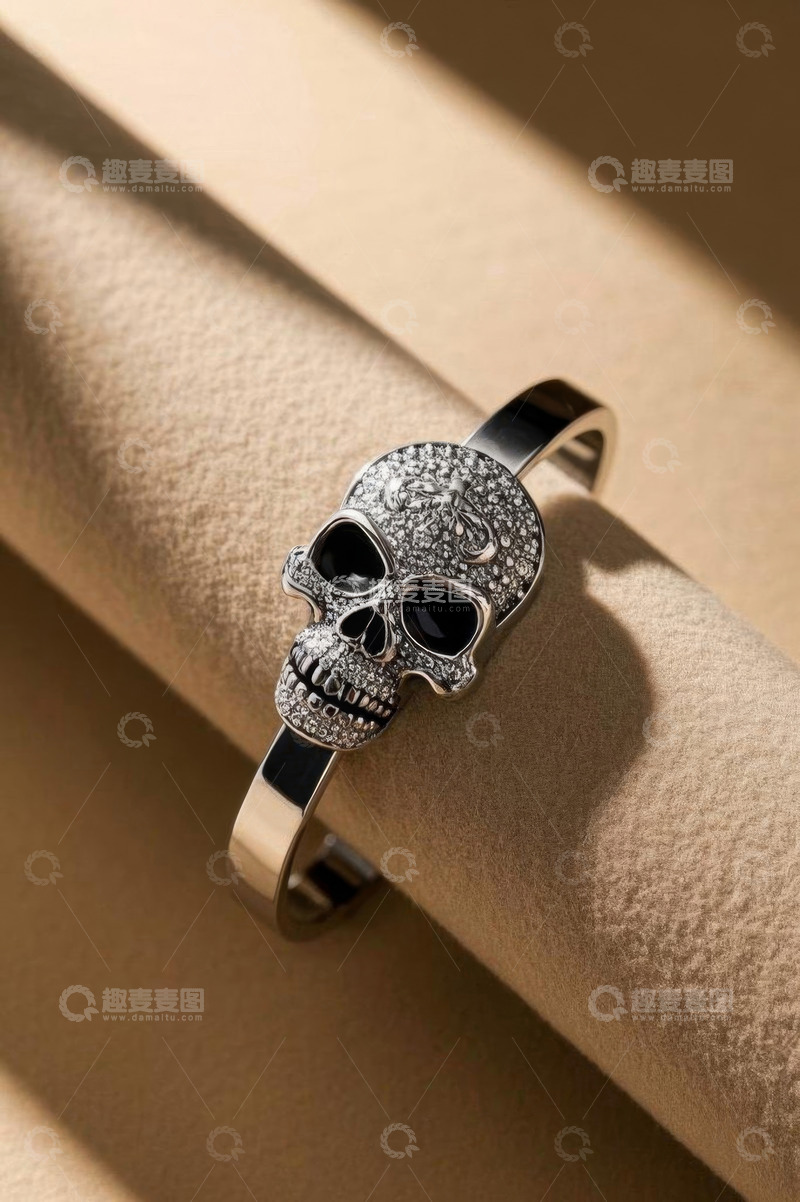 高清大图下载【趣麦麦图】骷髅头镶钻金属手镯特写