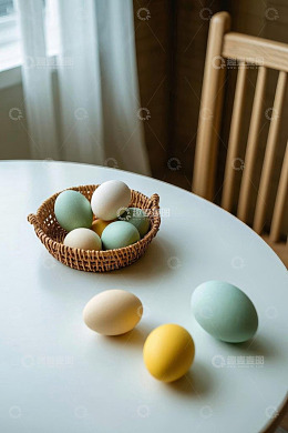 桌上篮子中的彩色鸡蛋