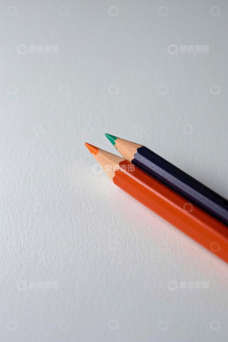 高清大图下载【趣麦麦图】两支彩色铅笔特写