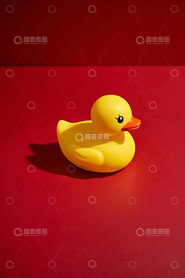 红色背景上的黄色橡皮鸭