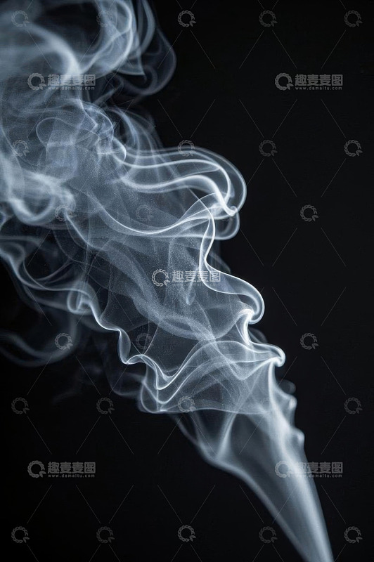 黑色背景下缭绕烟雾