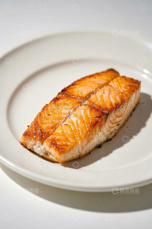 白盘上的煎三文鱼块