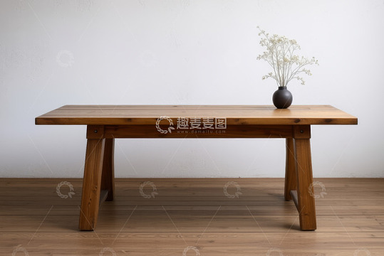 简约木质桌子搭配花瓶装饰