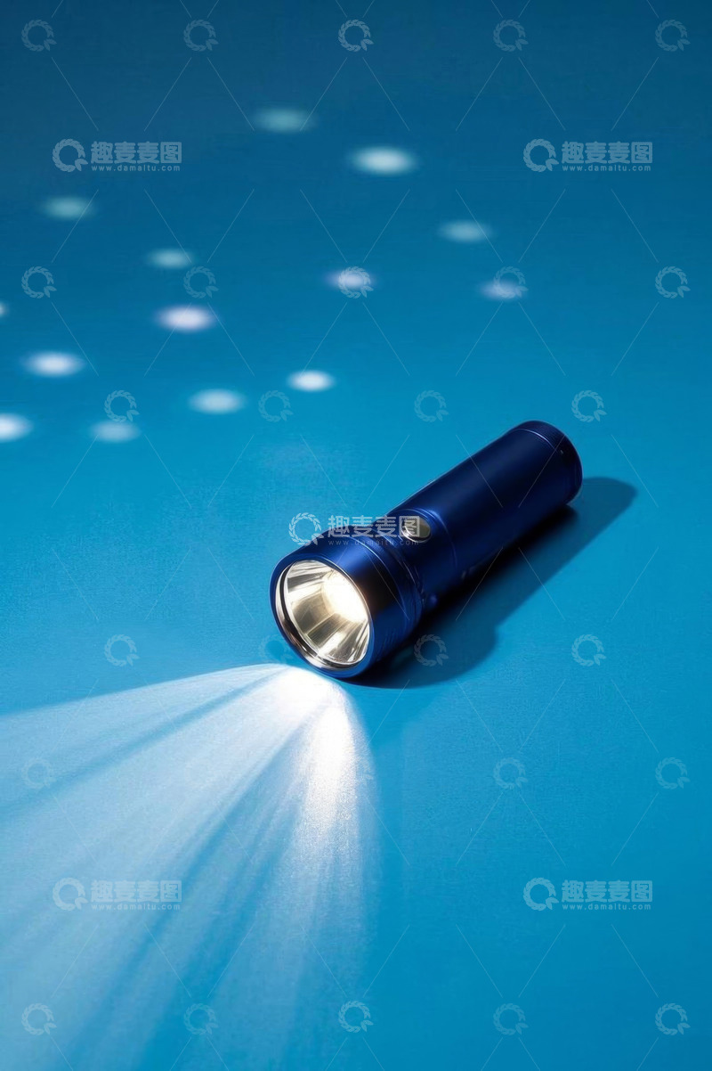 高清大图下载【趣麦麦图】蓝色背景上开启的手电筒