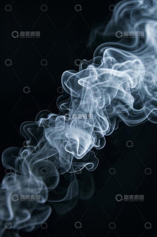 黑色背景下流动的烟雾