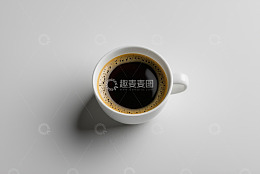 白色杯装黑咖啡俯视视角