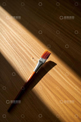 阳光下木质桌面上的画笔