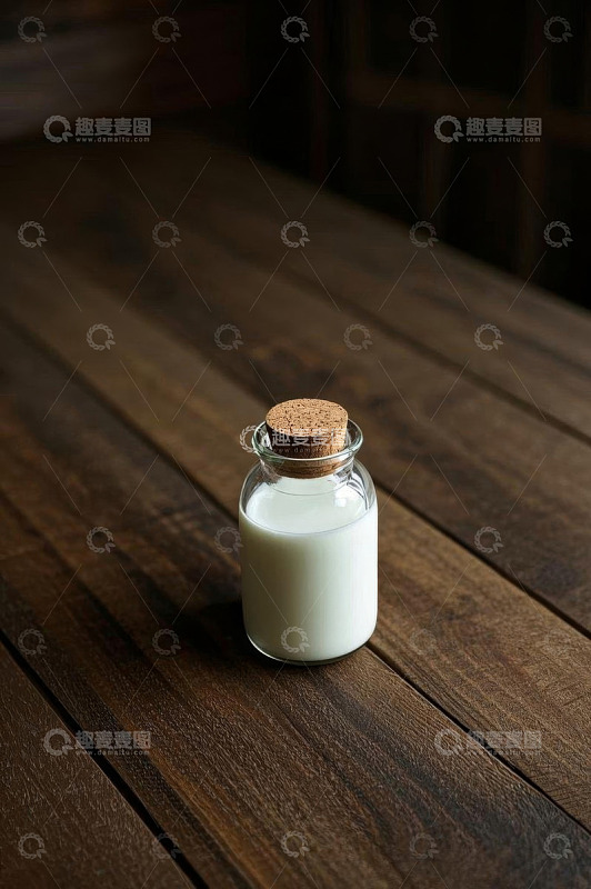 木质桌面上的玻璃瓶装牛奶