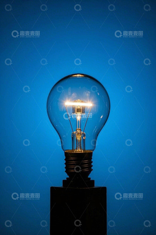 蓝色背景下发光的复古灯泡