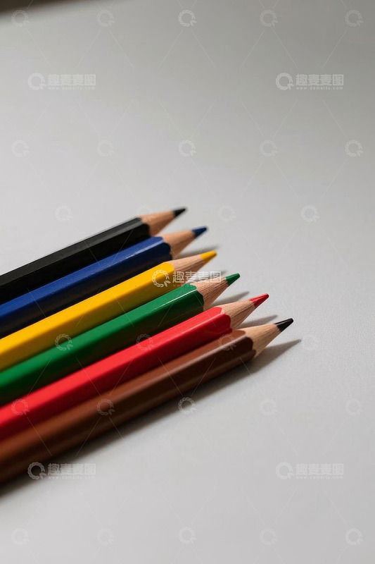 彩色铅笔整齐排列