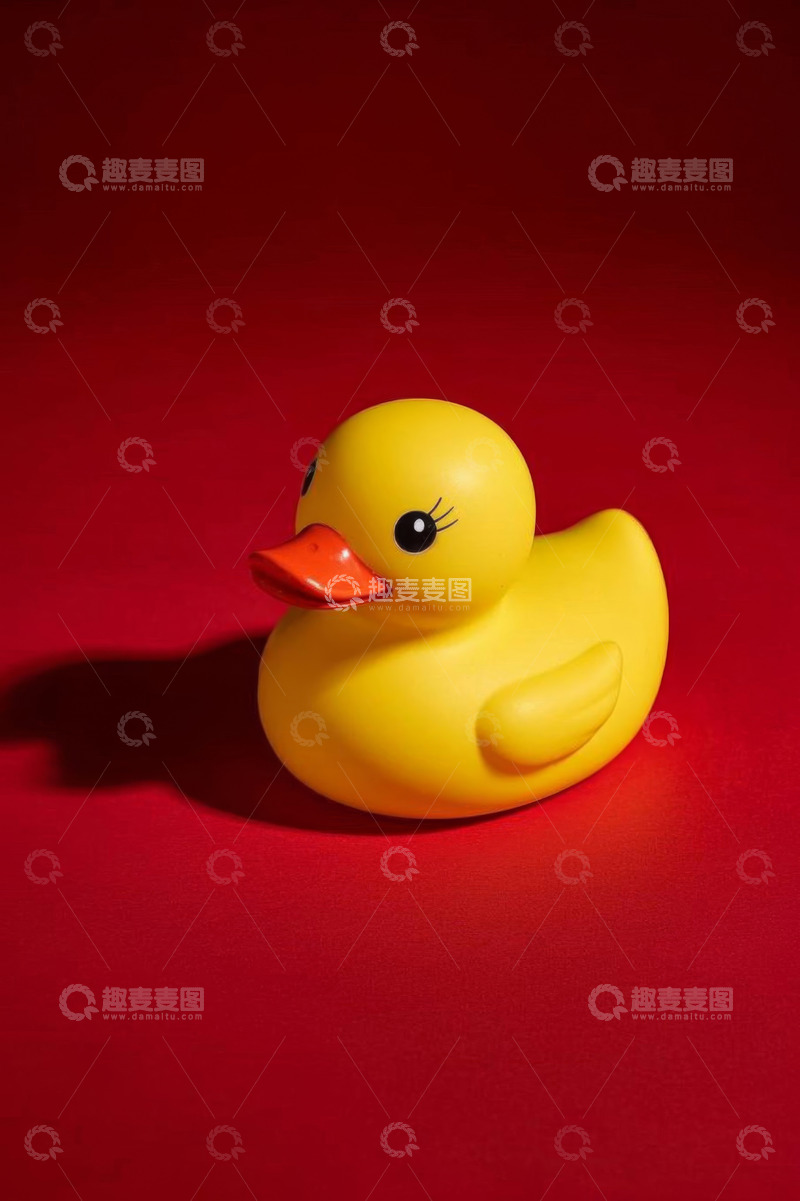 高清大图下载【趣麦麦图】红色背景上的黄色橡皮鸭玩具