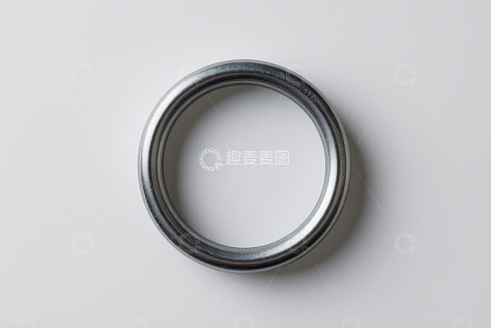 白色背景上的金属环形设备