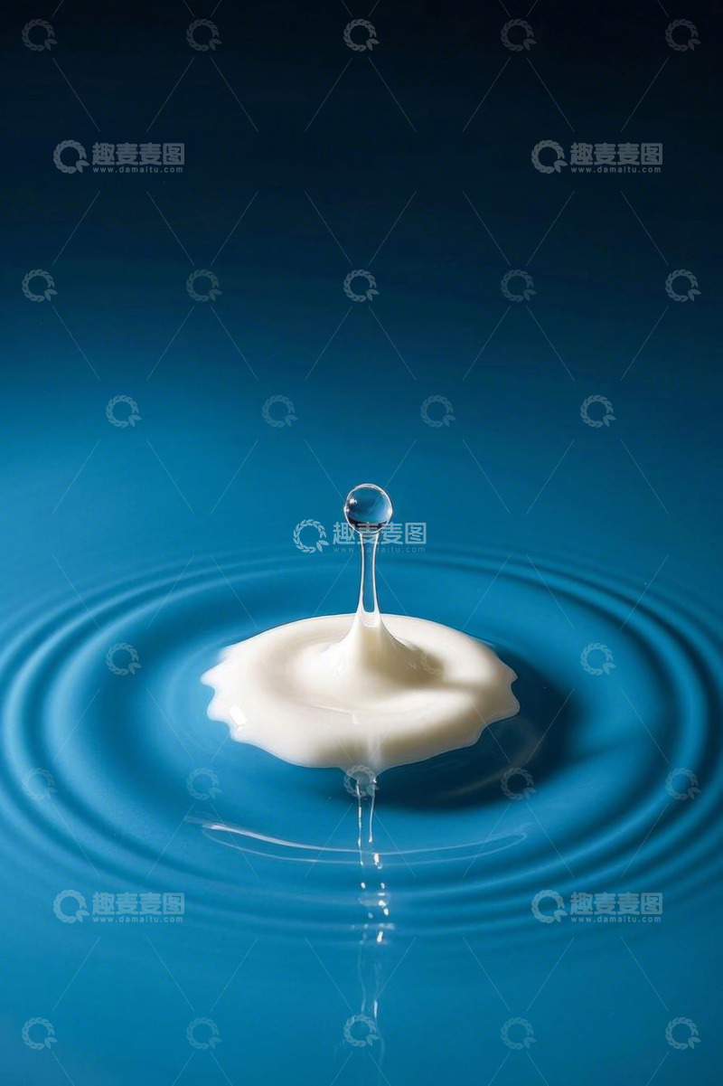高清大图下载【趣麦麦图】牛奶水滴落入蓝色背景画面