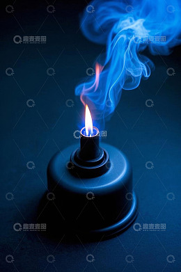 燃烧的蓝色火焰酒精灯特写