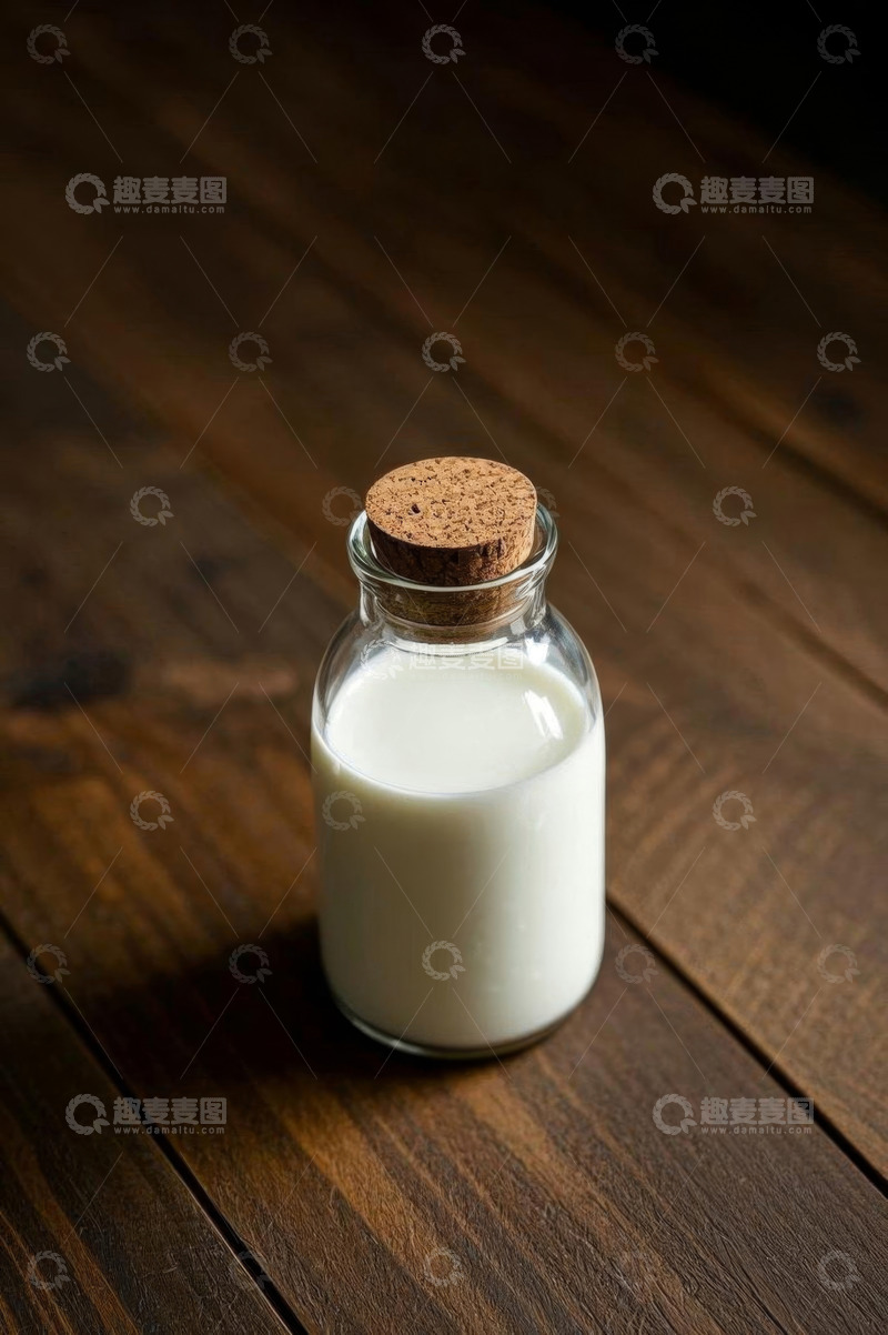 高清大图下载【趣麦麦图】木桌上玻璃瓶牛奶特写