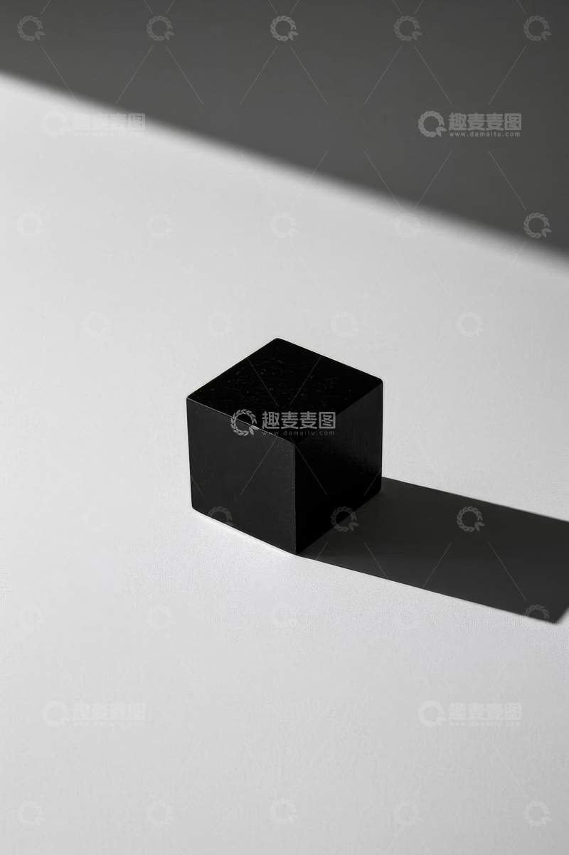 高清大图下载【趣麦麦图】白色背景上的黑色立方体