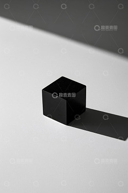 白色背景上的黑色立方体