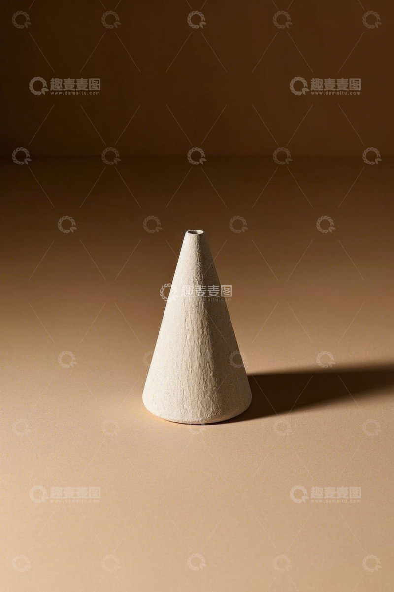 高清大图下载【趣麦麦图】锥形白色装饰摆件特写