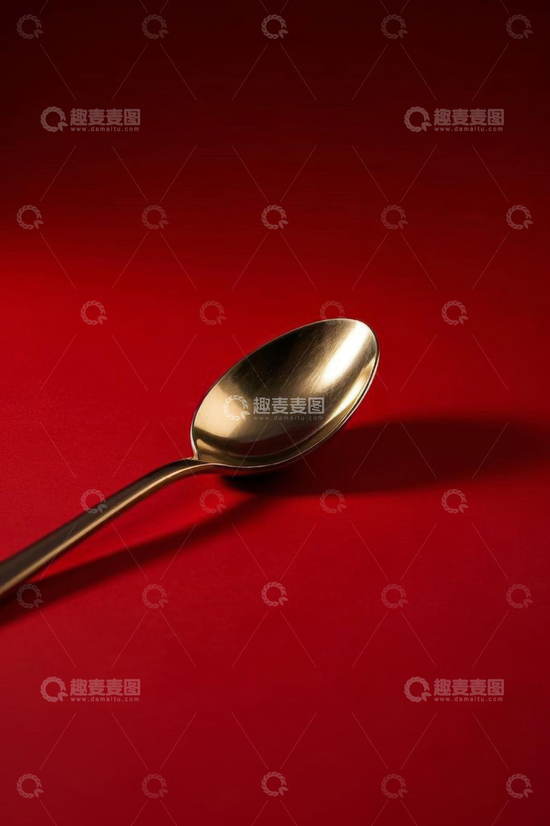 高清大图下载【趣麦麦图】红色背景上的金属勺子特写
