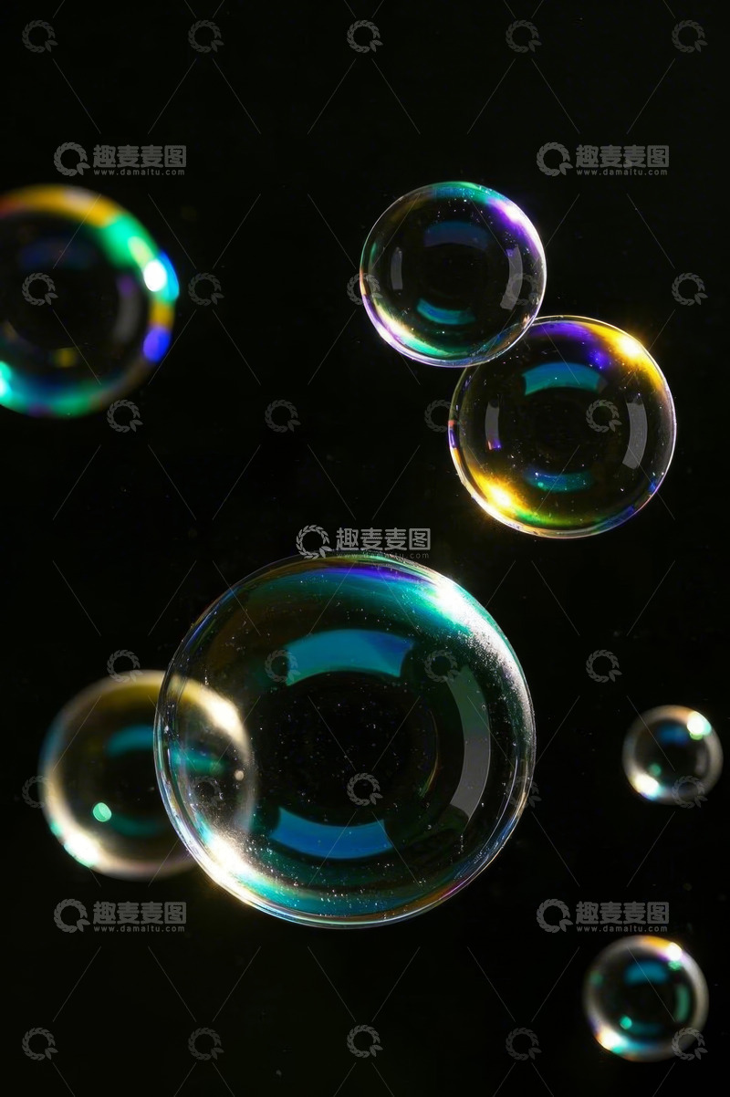 高清大图下载【趣麦麦图】黑色背景漂浮的彩色肥皂泡