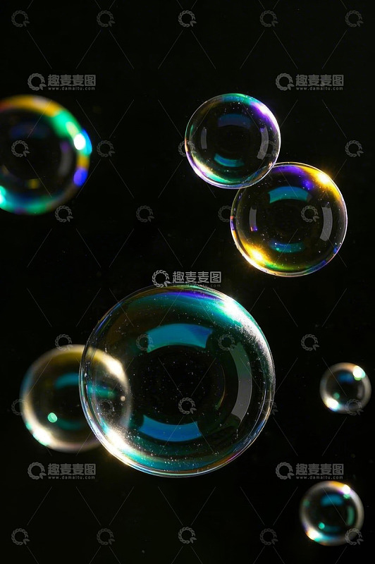 黑色背景漂浮的彩色肥皂泡