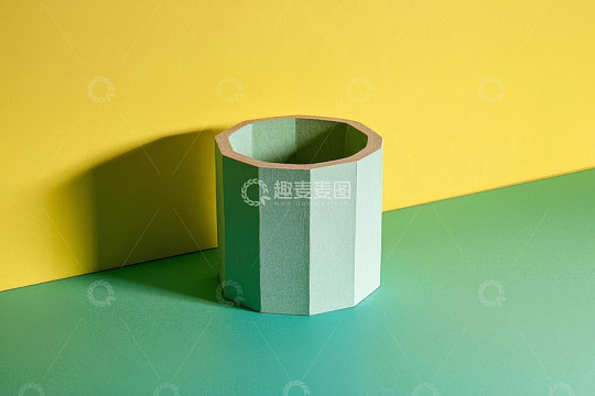 黄绿背景下的几何形状笔筒