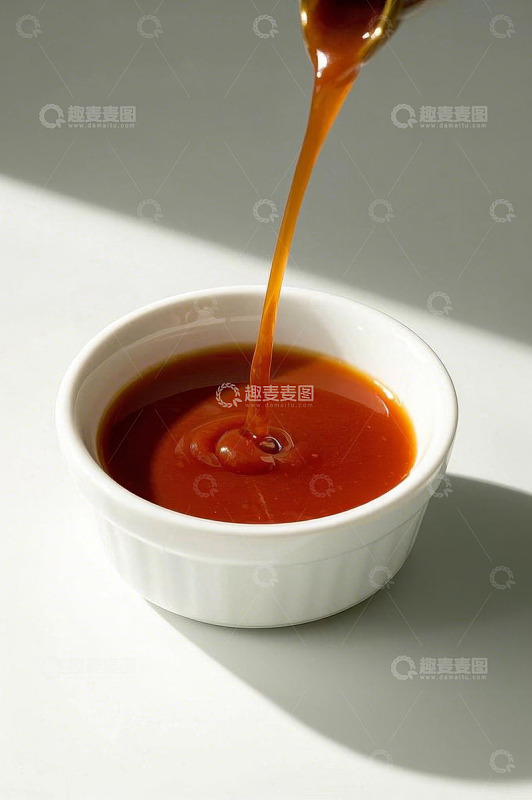 酱汁倒入白色碗中的特写画面