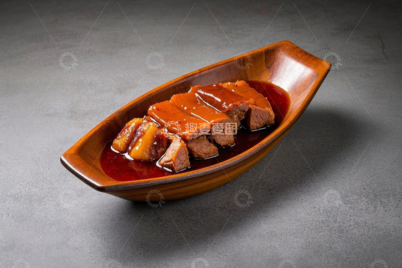 高清大图下载【趣麦麦图】木盘装盛的美味红烧肉