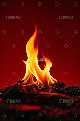 红色背景上燃烧的火焰