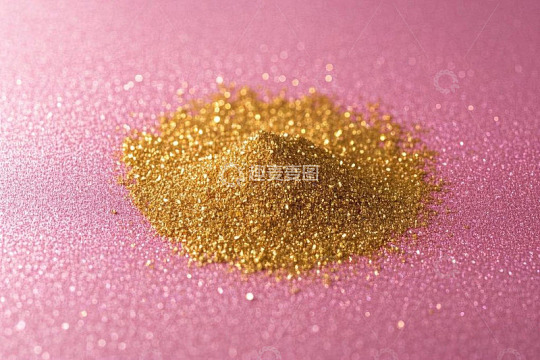 粉色背景上的金色闪光粉末