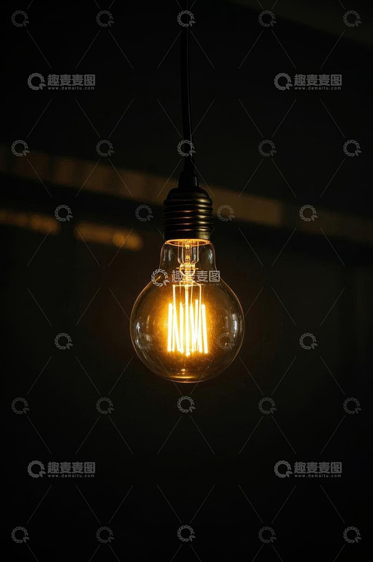 悬挂发光的复古灯泡