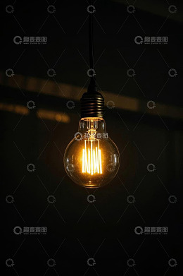 悬挂发光的复古灯泡