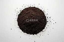 白色背景上的黑色粉末堆