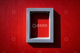 红墙灰色方形装饰框