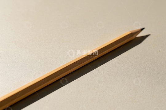 桌面上的木质铅笔特写