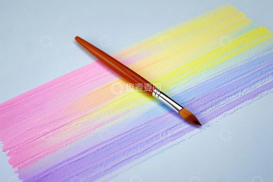 彩色笔触旁的画笔静物