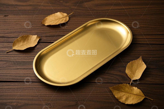 木质桌面上的金色托盘