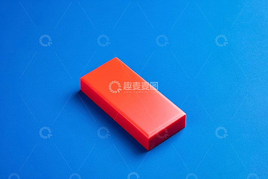 蓝色背景上的红色长方体
