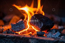 燃烧的柴火与火焰特写